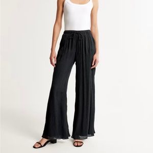 Abercrombie & Fitch Crinkle Textured Pull-On Wide Leg Pant in black - short